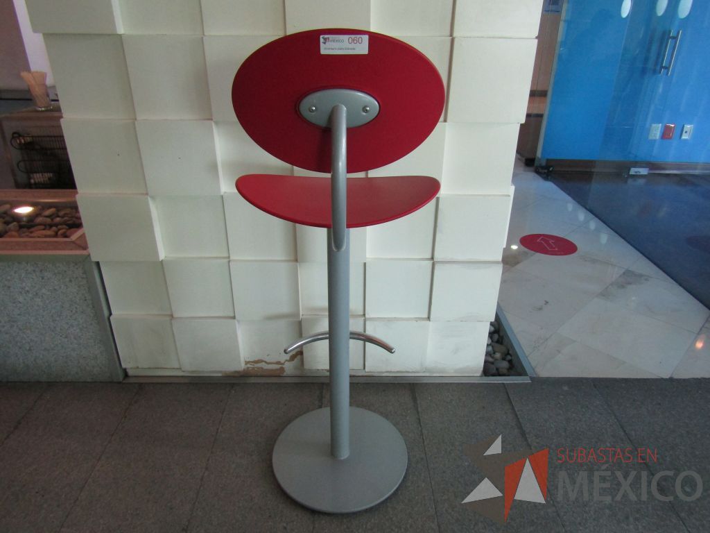 Lote 092 - Banco alto, estructura metálica, descansa pies, asiento y respaldo en plástico color rojo - Imagen 5