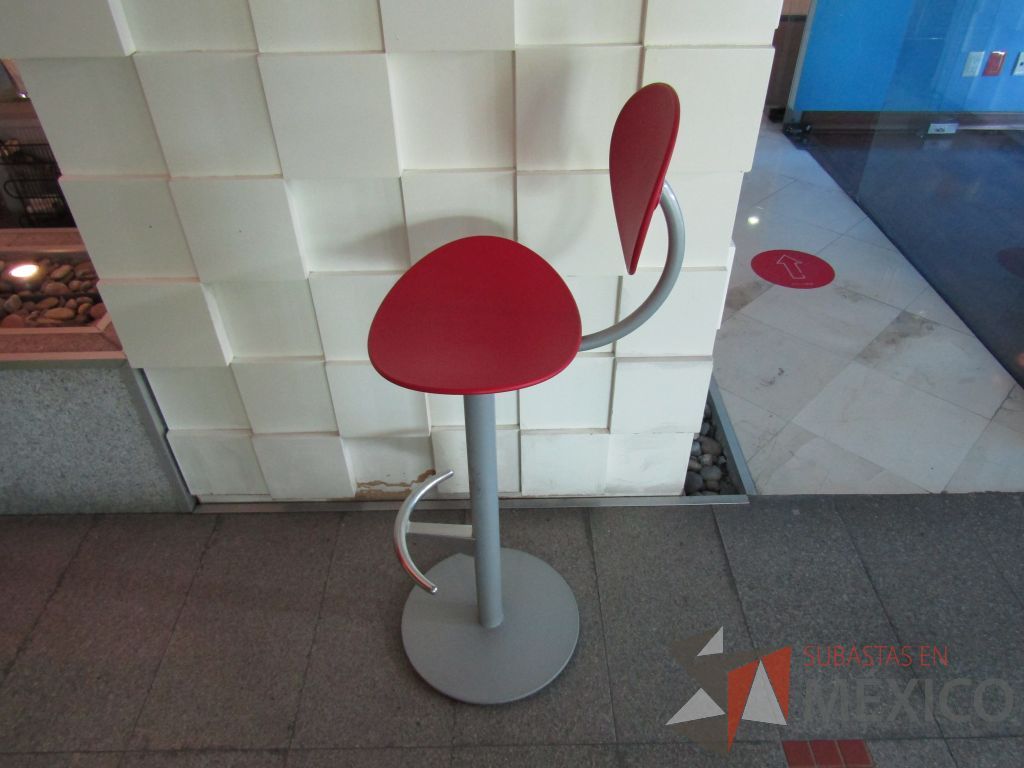 Lote 092 - Banco alto, estructura metálica, descansa pies, asiento y respaldo en plástico color rojo - Imagen 6