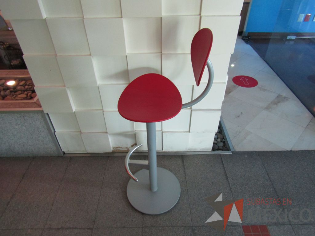 Lote 092 - Banco alto, estructura metálica, descansa pies, asiento y respaldo en plástico color rojo - Imagen 7