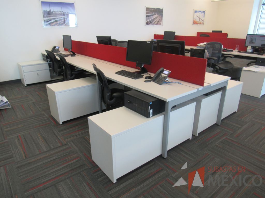 Lote 013 - Estación de trabajo para 6 personas con 6 credenzas de 2 cajones y 1 entrepaño color blanco - Imagen 2