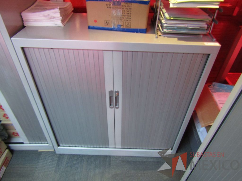 Lote 044 - Gabinete metálico de 2 puertas corredizas color gris