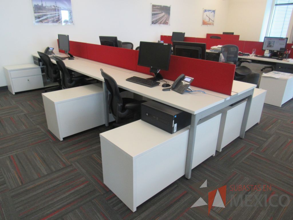 Lote 013 - Estación de trabajo para 6 personas con 6 credenzas de 2 cajones y 1 entrepaño color blanco - Imagen 3