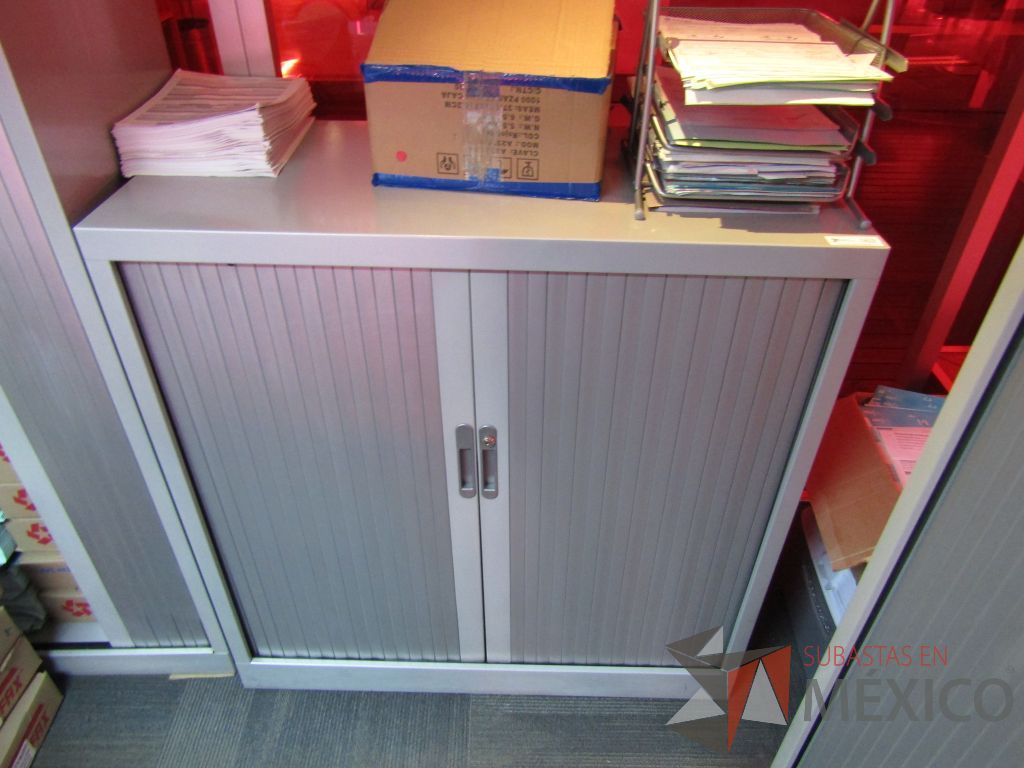 Lote 044 - Gabinete metálico de 2 puertas corredizas color gris - Imagen 2