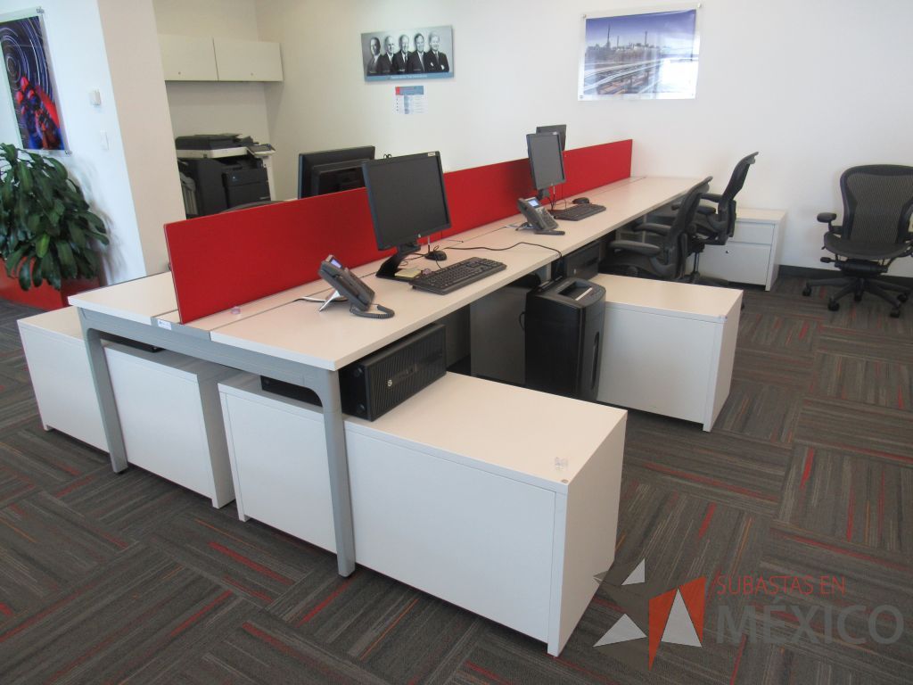 Lote 013 - Estación de trabajo para 6 personas con 6 credenzas de 2 cajones y 1 entrepaño color blanco - Imagen 4