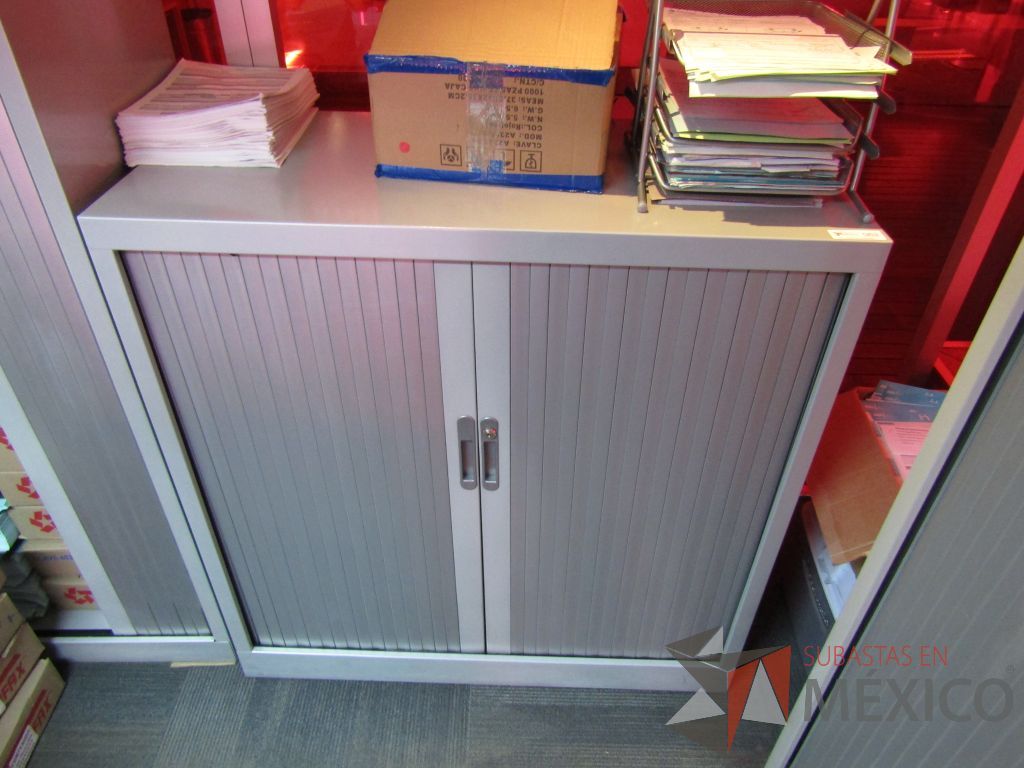 Lote 044 - Gabinete metálico de 2 puertas corredizas color gris - Imagen 3