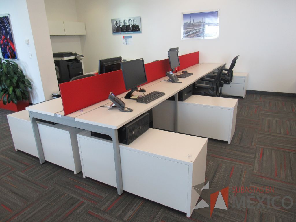 Lote 013 - Estación de trabajo para 6 personas con 6 credenzas de 2 cajones y 1 entrepaño color blanco - Imagen 5
