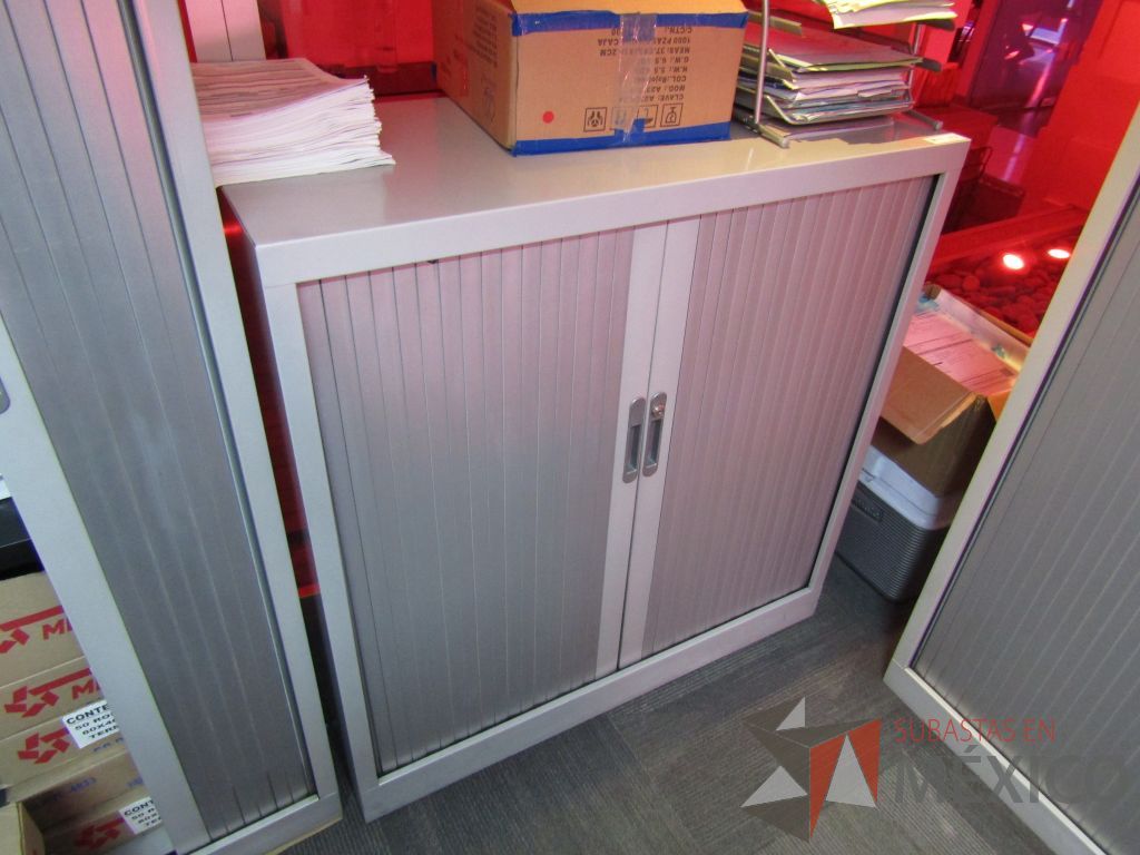 Lote 044 - Gabinete metálico de 2 puertas corredizas color gris - Imagen 4