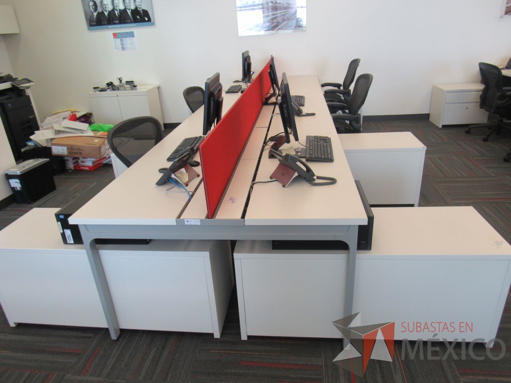 Lote 013 - Estación de trabajo para 6 personas con 6 credenzas de 2 cajones y 1 entrepaño color blanco - Imagen 6