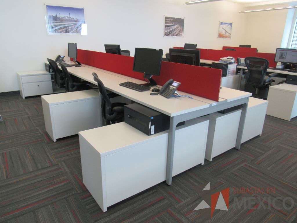 Lote 013 - Estación de trabajo para 6 personas con 6 credenzas de 2 cajones y 1 entrepaño color blanco