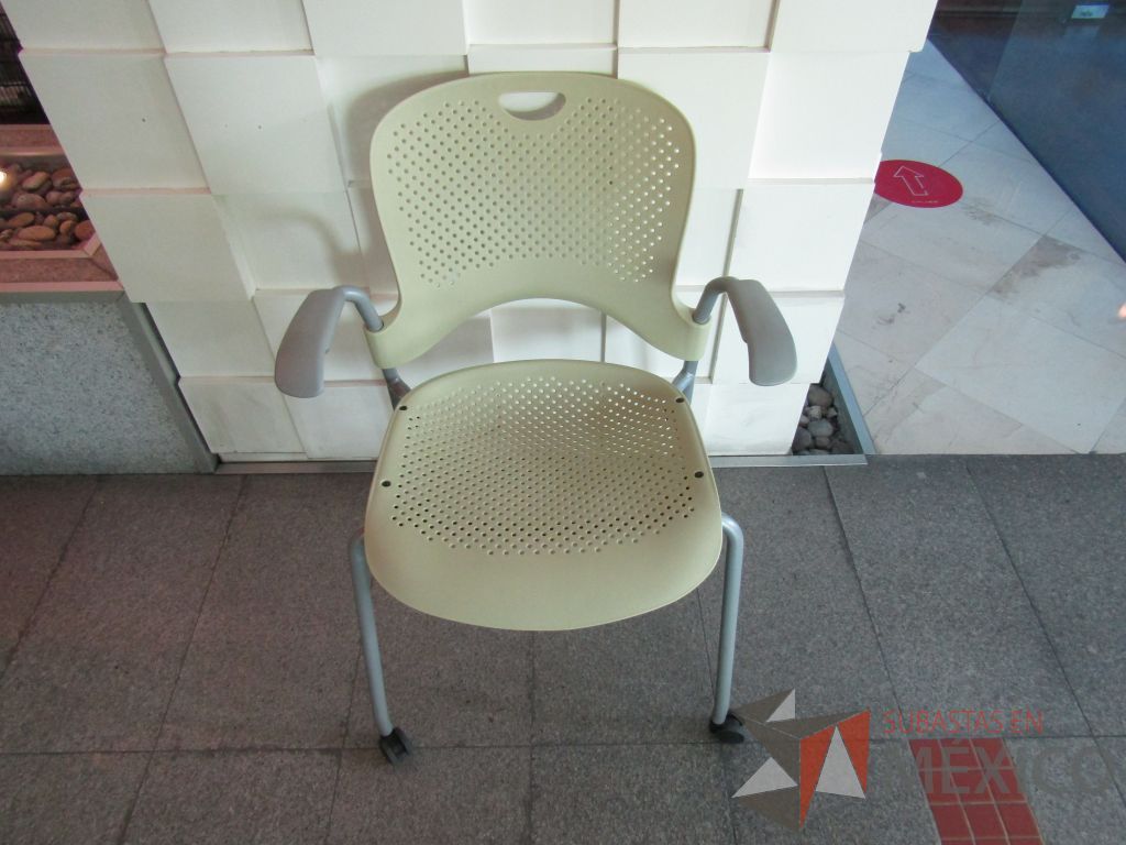 Lote 170 - Silla de visita con ruedas, descansabrazos fijo, asiento y respaldo en plástico color verde
