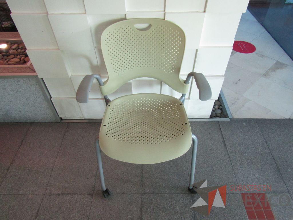 Lote 170 - Silla de visita con ruedas, descansabrazos fijo, asiento y respaldo en plástico color verde - Imagen 2