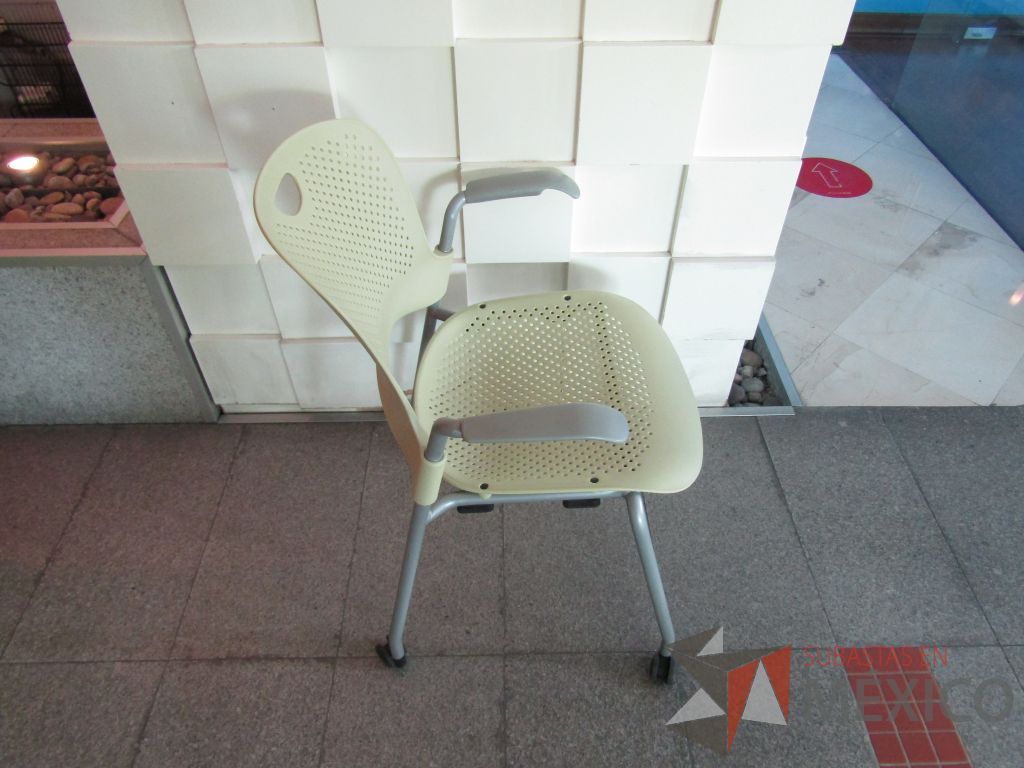 Lote 170 - Silla de visita con ruedas, descansabrazos fijo, asiento y respaldo en plástico color verde - Imagen 3