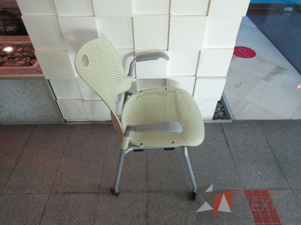Lote 170 - Silla de visita con ruedas, descansabrazos fijo, asiento y respaldo en plástico color verde - Imagen 4