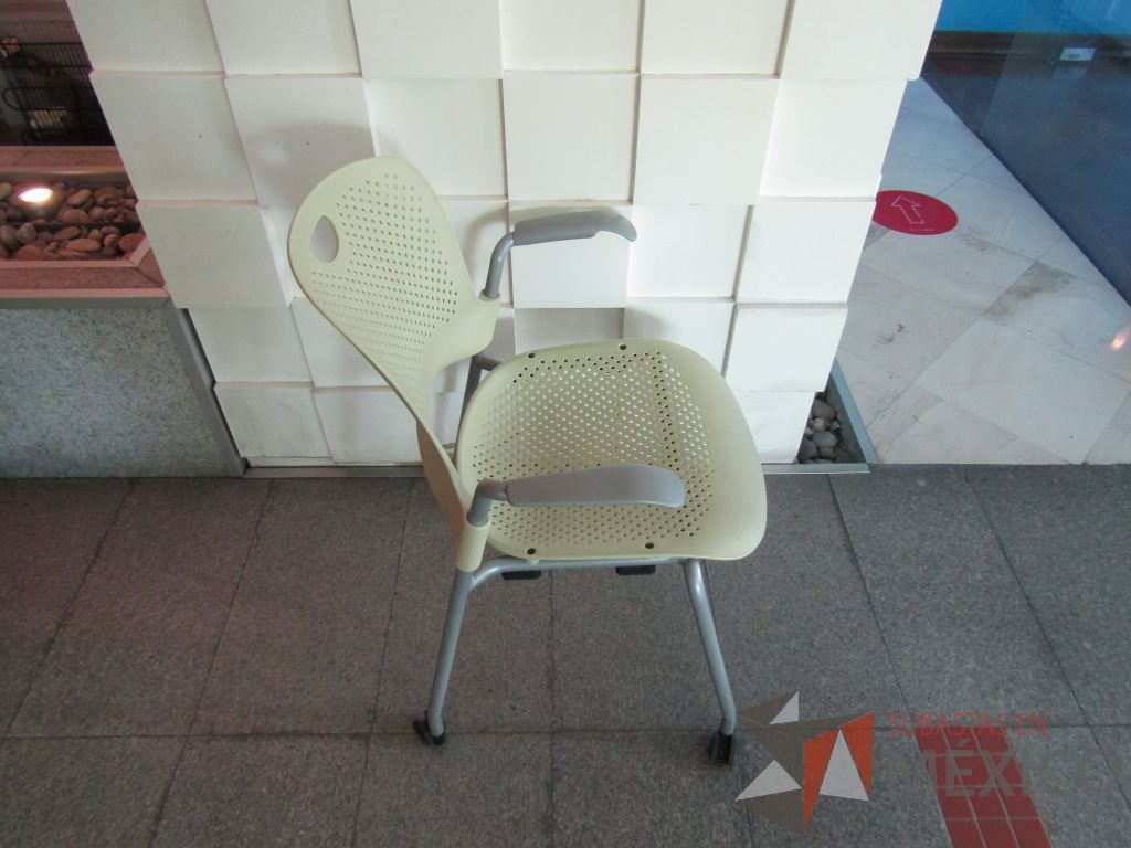 Lote 170 - Silla de visita con ruedas, descansabrazos fijo, asiento y respaldo en plástico color verde - Imagen 5