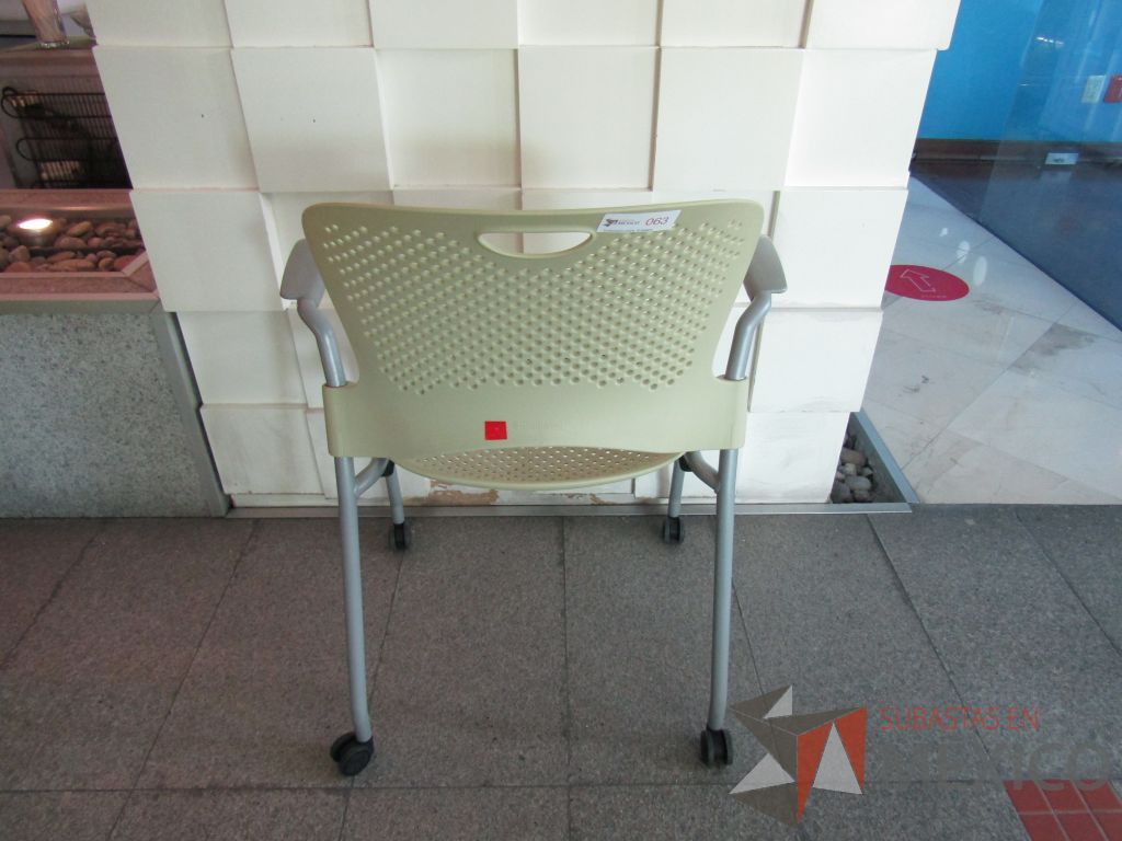 Lote 170 - Silla de visita con ruedas, descansabrazos fijo, asiento y respaldo en plástico color verde - Imagen 6