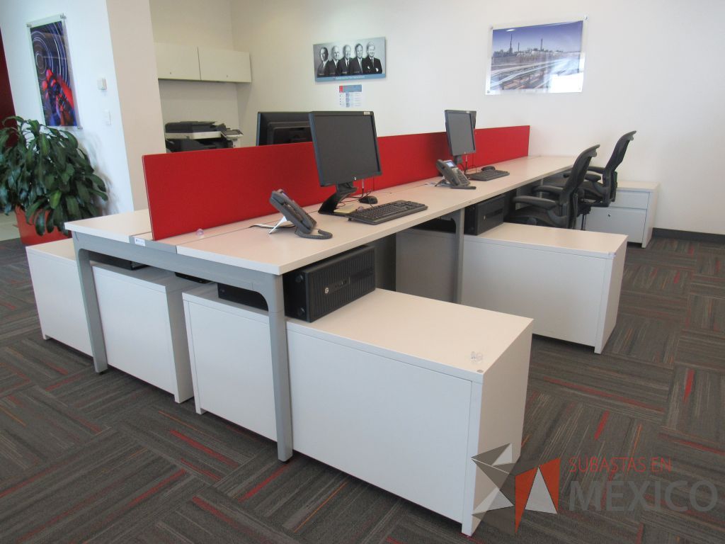 Lote 013 - Estación de trabajo para 6 personas con 6 credenzas de 2 cajones y 1 entrepaño color blanco - Imagen 12