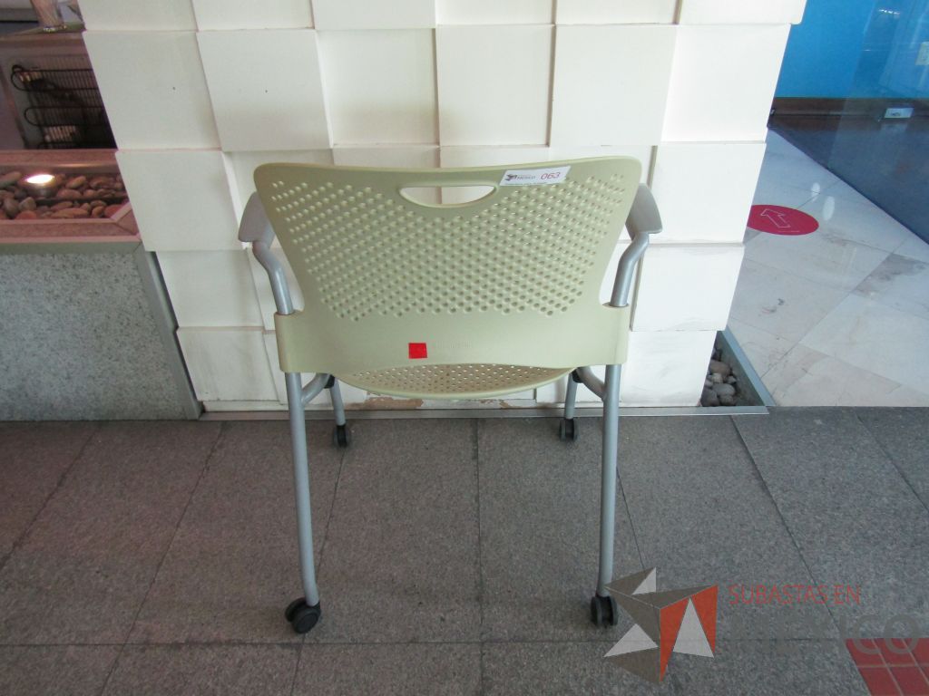 Lote 170 - Silla de visita con ruedas, descansabrazos fijo, asiento y respaldo en plástico color verde - Imagen 7