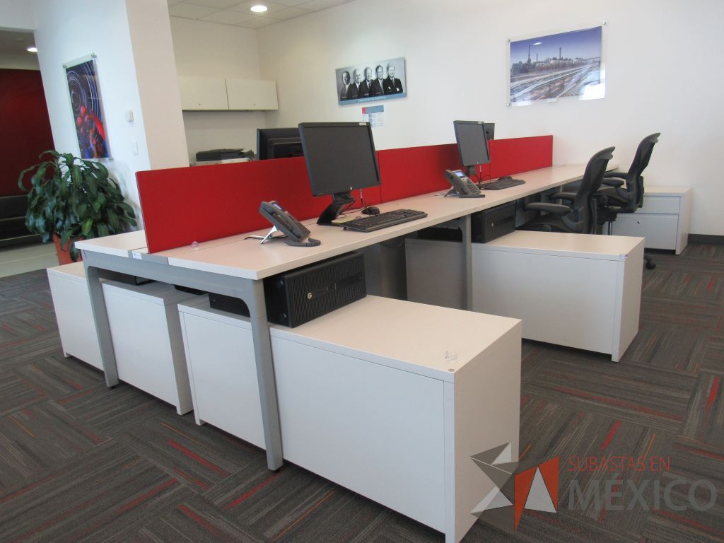 Lote 013 - Estación de trabajo para 6 personas con 6 credenzas de 2 cajones y 1 entrepaño color blanco - Imagen 14