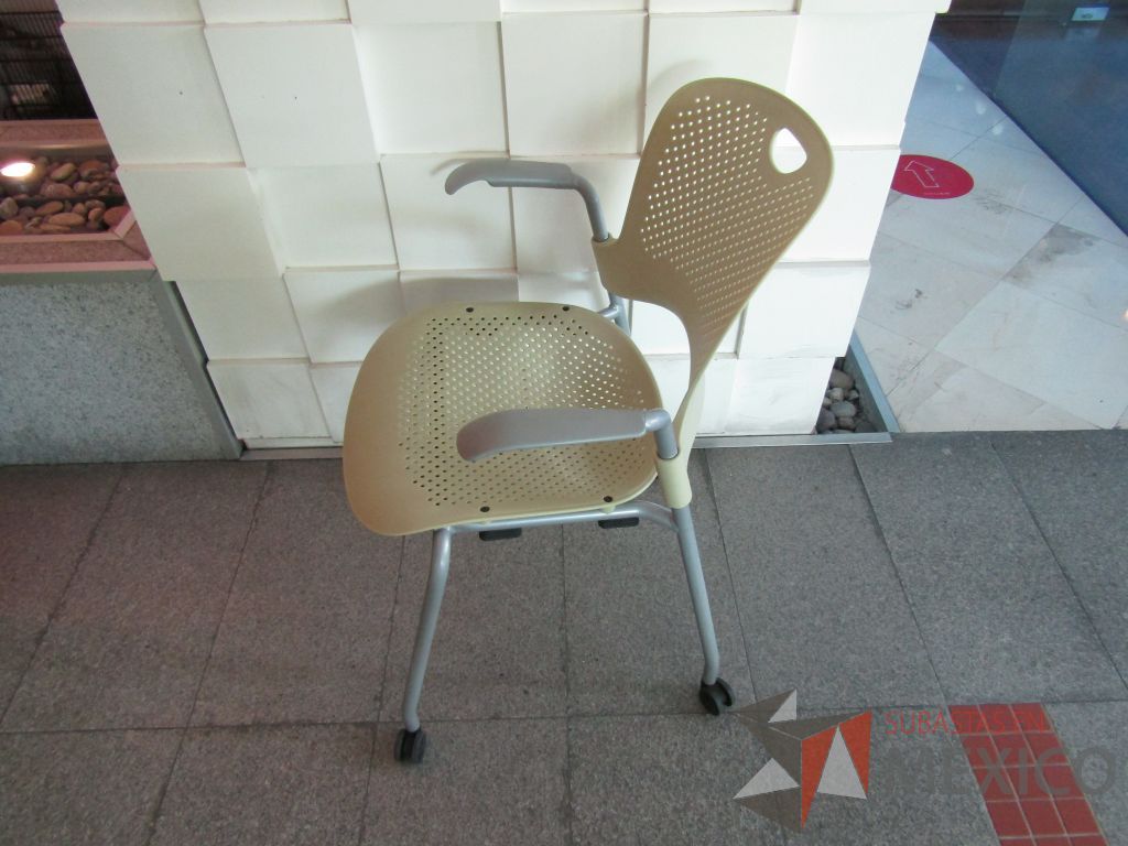 Lote 170 - Silla de visita con ruedas, descansabrazos fijo, asiento y respaldo en plástico color verde - Imagen 9