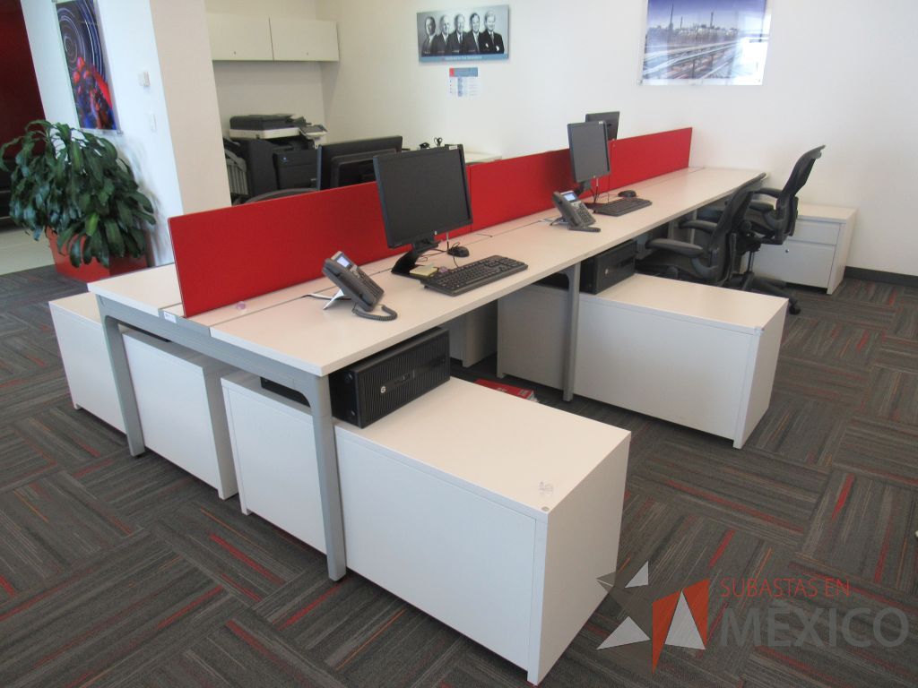 Lote 013 - Estación de trabajo para 6 personas con 6 credenzas de 2 cajones y 1 entrepaño color blanco - Imagen 15
