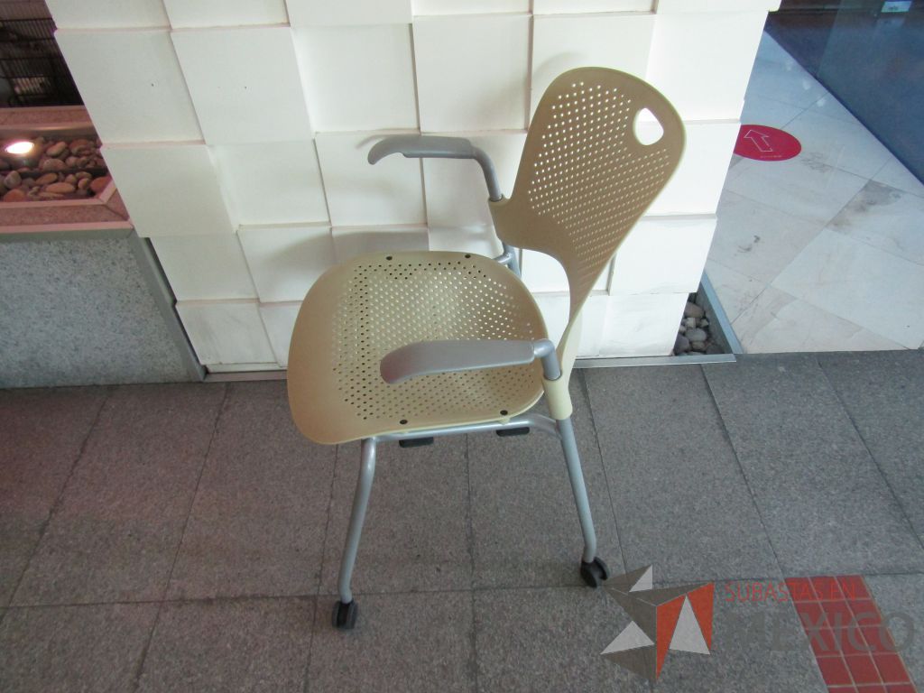 Lote 170 - Silla de visita con ruedas, descansabrazos fijo, asiento y respaldo en plástico color verde - Imagen 10