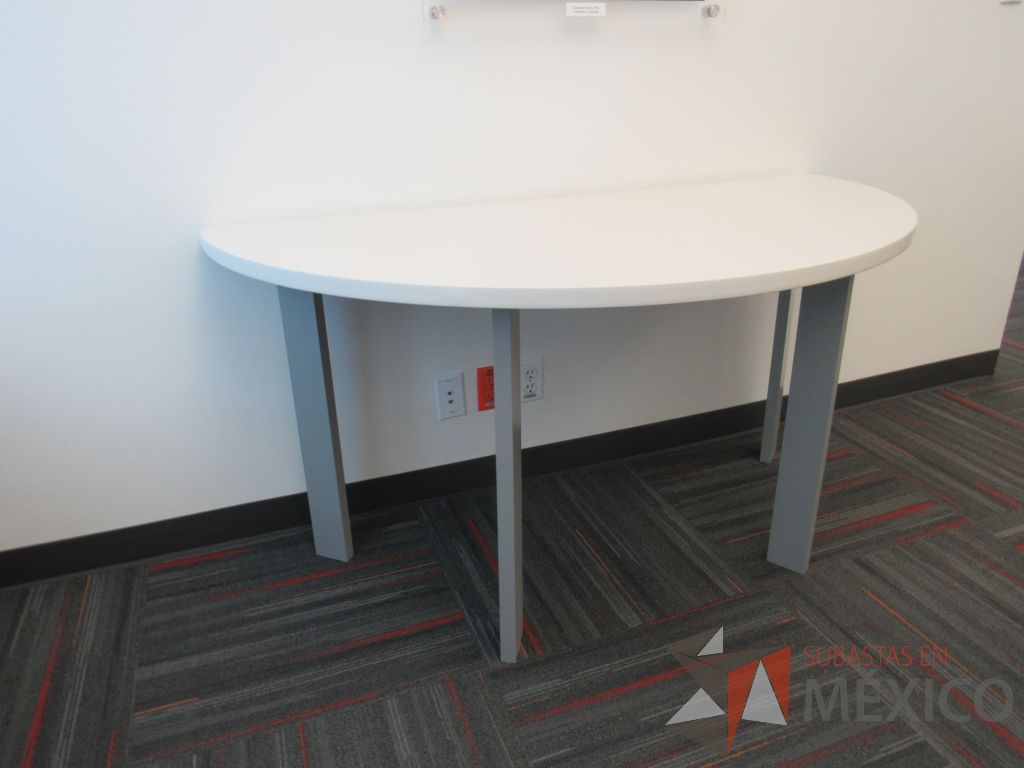 Lote 016 - Mesa de trabajo media luna con 4 patas metálicas y cubierta color blanco - Imagen 2