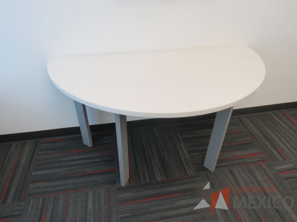 Lote 016 - Mesa de trabajo media luna con 4 patas metálicas y cubierta color blanco - Imagen 3