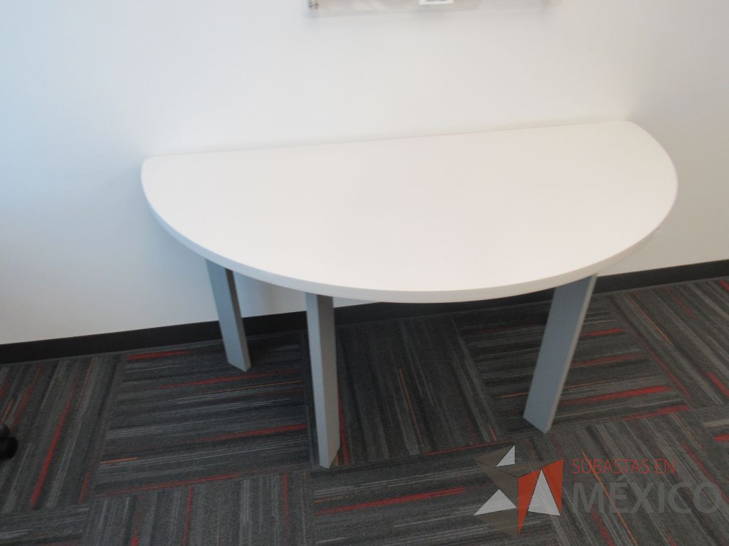 Lote 016 - Mesa de trabajo media luna con 4 patas metálicas y cubierta color blanco - Imagen 4
