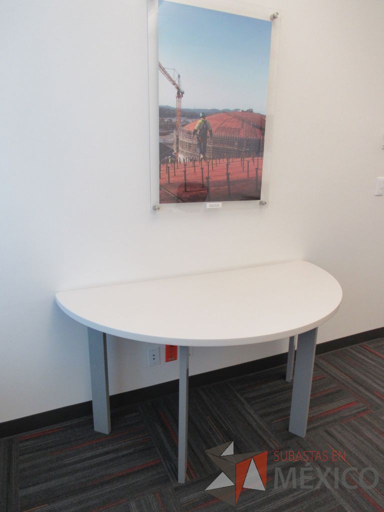 Lote 016 - Mesa de trabajo media luna con 4 patas metálicas y cubierta color blanco - Imagen 5