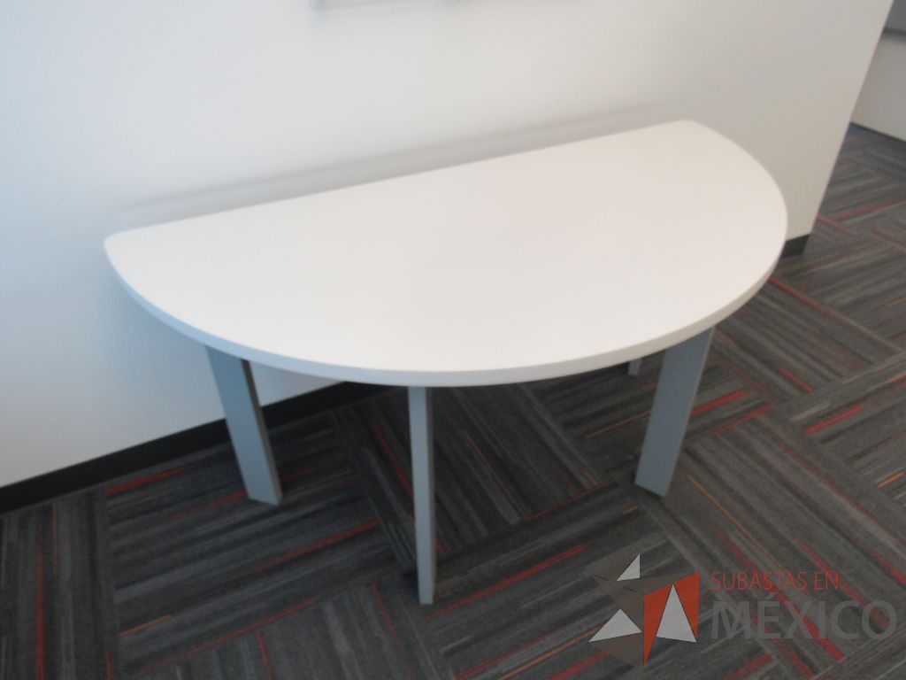Lote 016 - Mesa de trabajo media luna con 4 patas metálicas y cubierta color blanco
