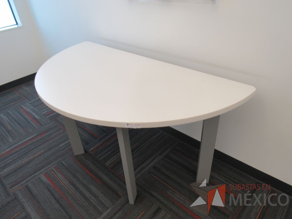 Lote 016 - Mesa de trabajo media luna con 4 patas metálicas y cubierta color blanco - Imagen 6