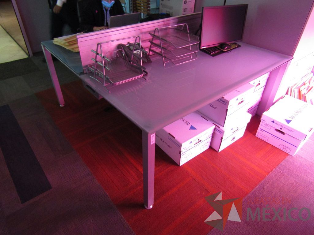 Lote 095 - Estación de trabajo para 2 personas, base metálica, cubierta de cristal y separación metálica - Imagen 6