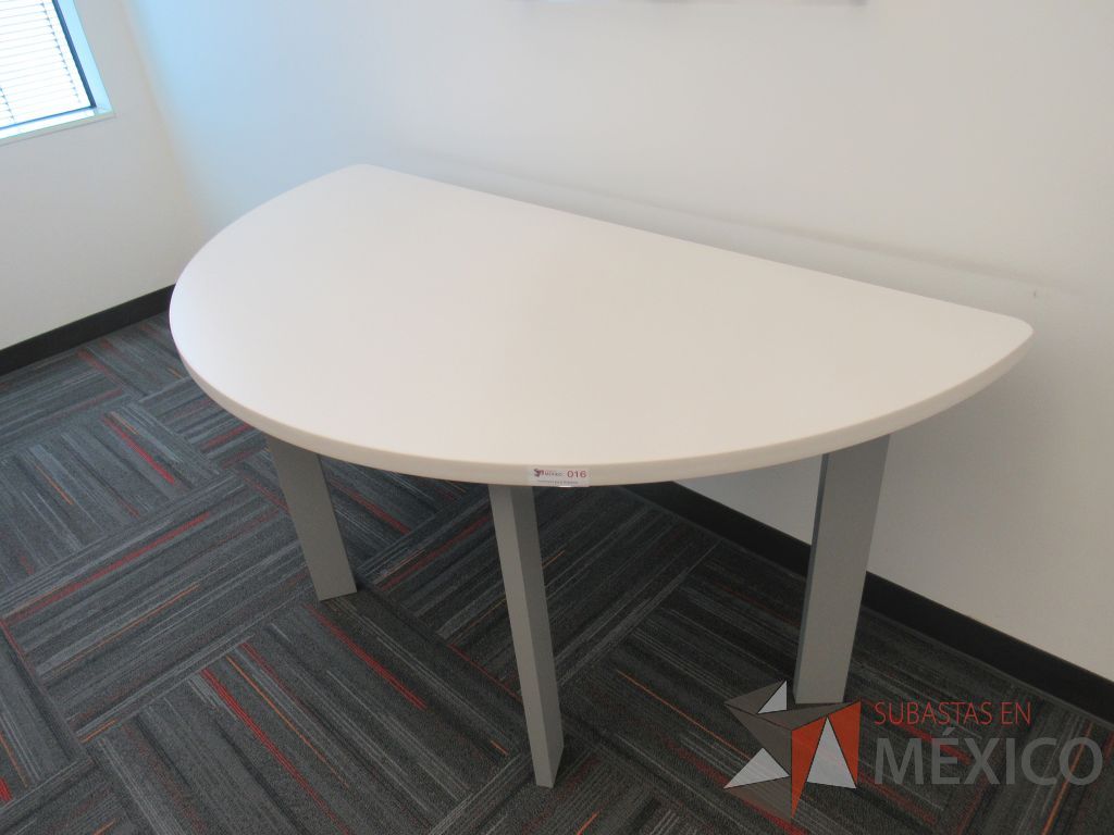 Lote 016 - Mesa de trabajo media luna con 4 patas metálicas y cubierta color blanco - Imagen 7