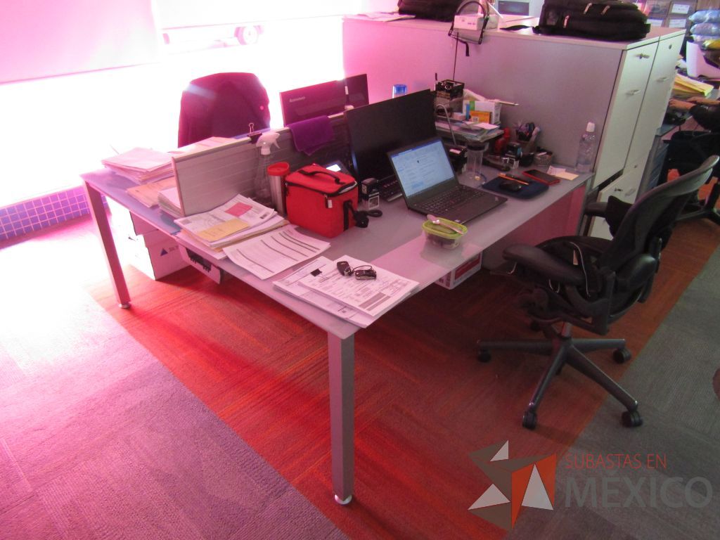 Lote 095 - Estación de trabajo para 2 personas, base metálica, cubierta de cristal y separación metálica - Imagen 7