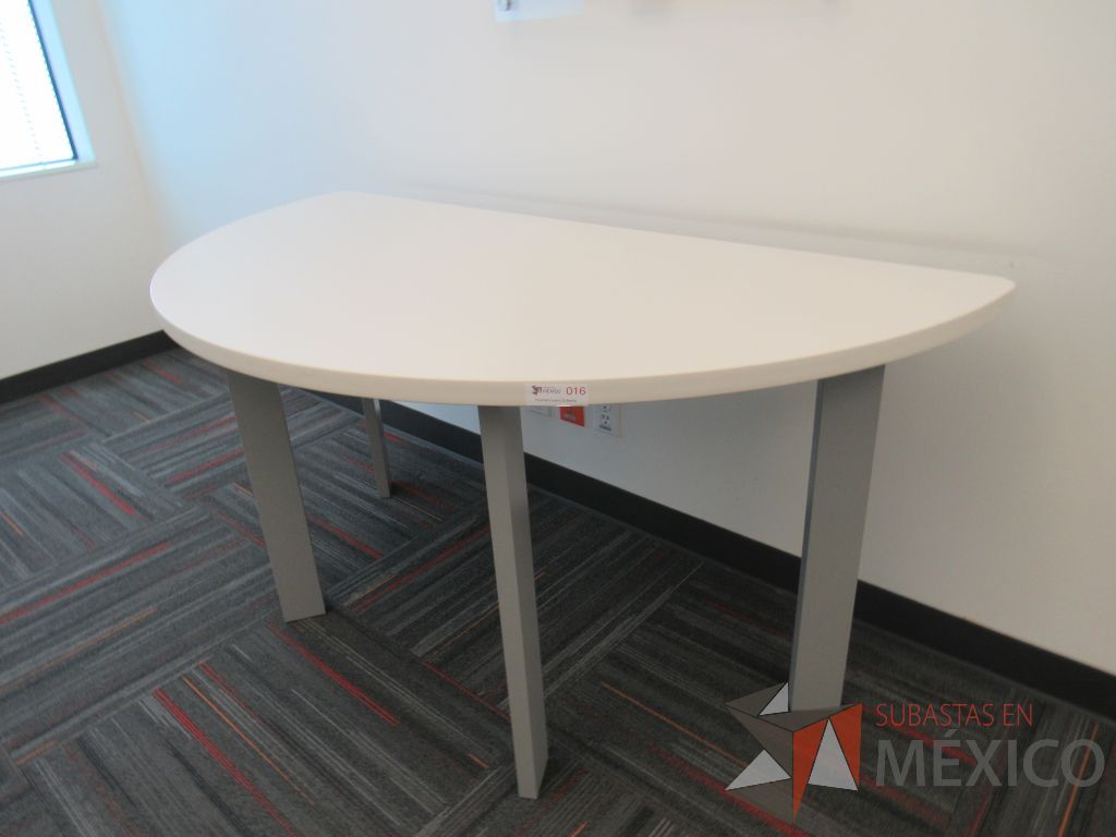Lote 016 - Mesa de trabajo media luna con 4 patas metálicas y cubierta color blanco - Imagen 8