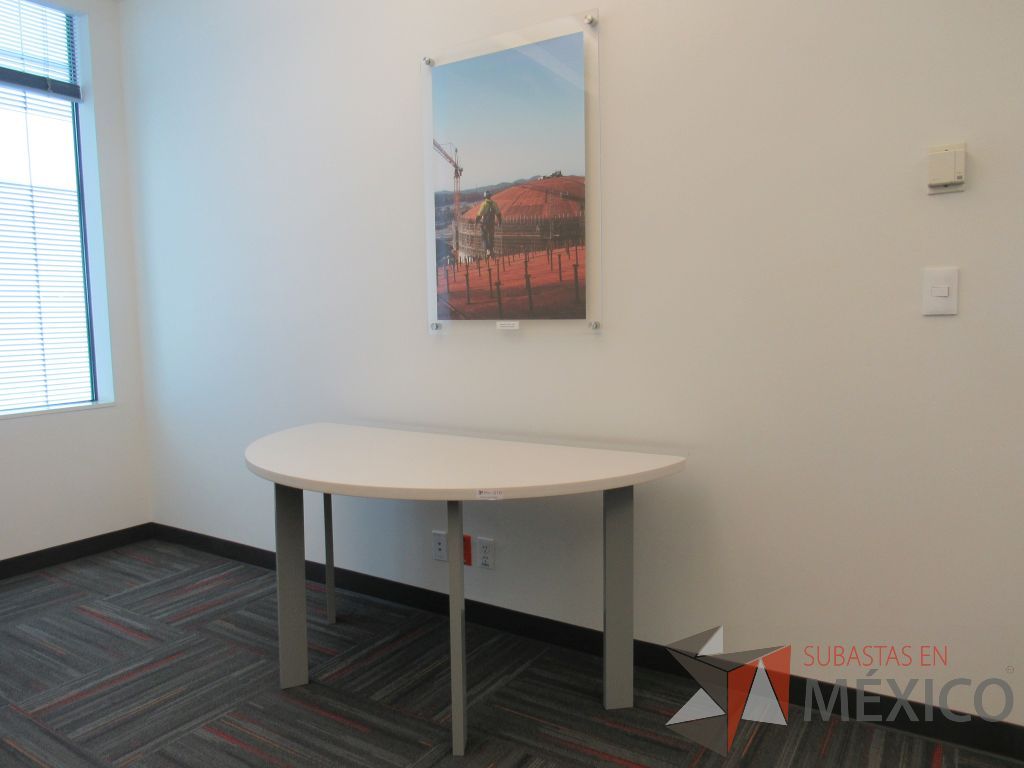 Lote 016 - Mesa de trabajo media luna con 4 patas metálicas y cubierta color blanco - Imagen 9