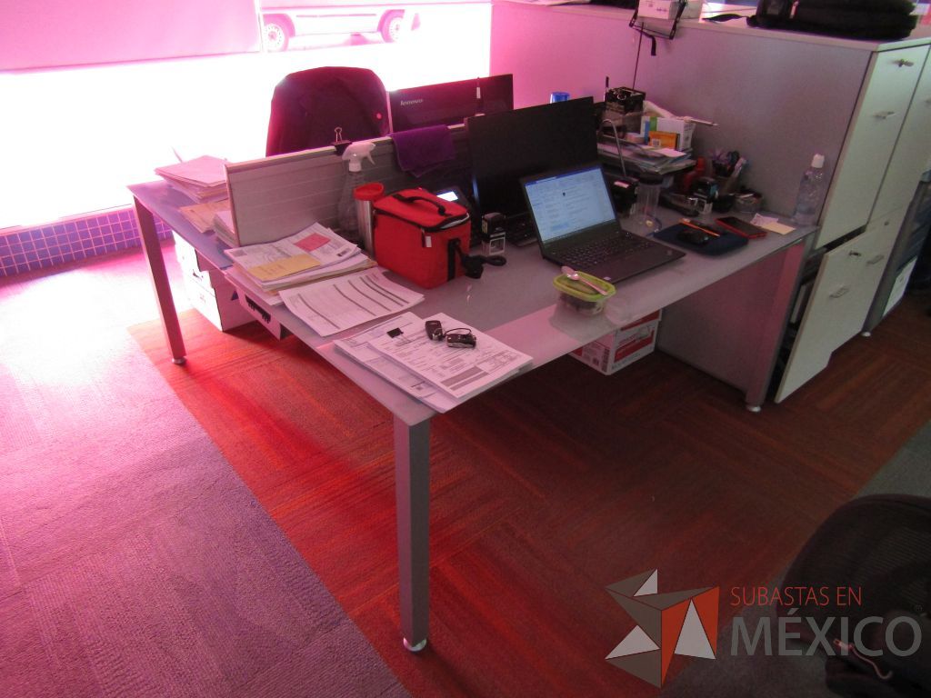 Lote 095 - Estación de trabajo para 2 personas, base metálica, cubierta de cristal y separación metálica - Imagen 9