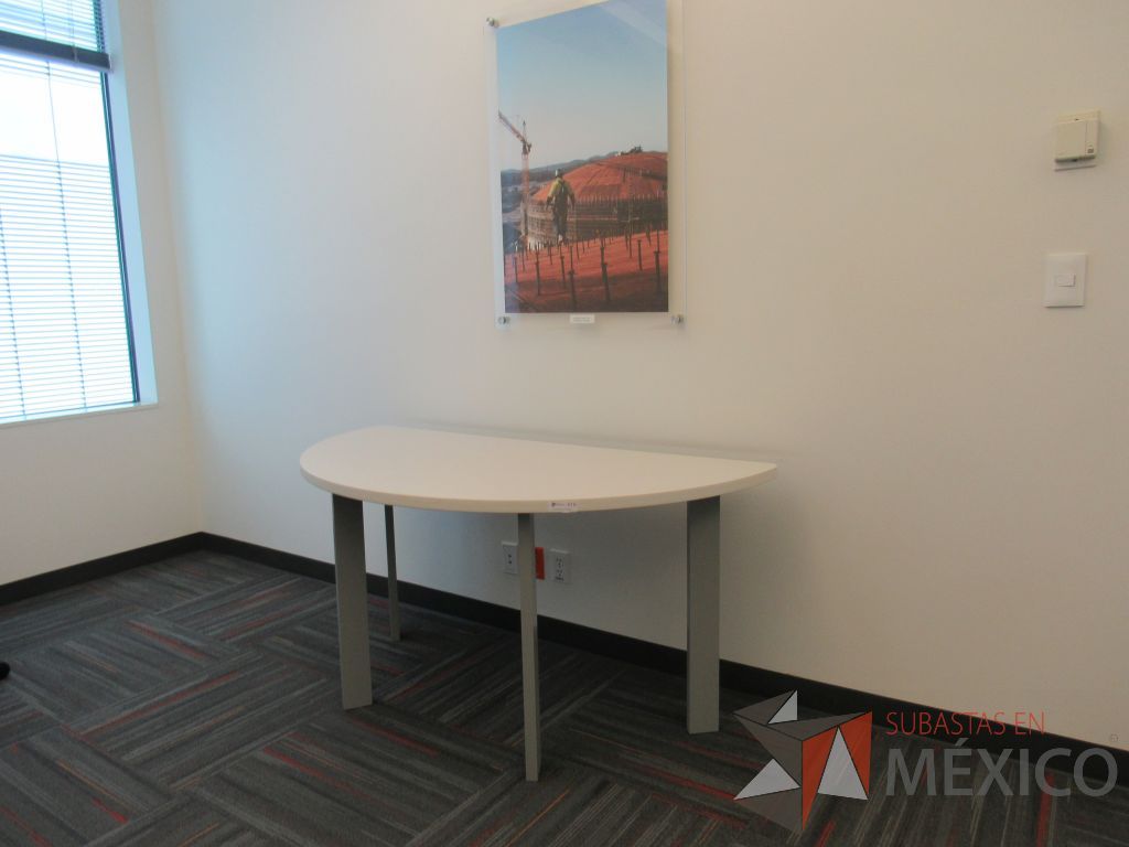 Lote 016 - Mesa de trabajo media luna con 4 patas metálicas y cubierta color blanco - Imagen 10
