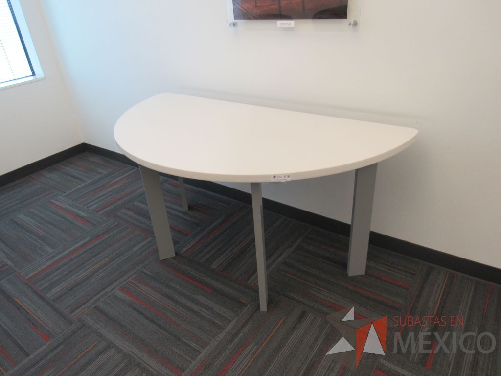 Lote 016 - Mesa de trabajo media luna con 4 patas metálicas y cubierta color blanco - Imagen 11