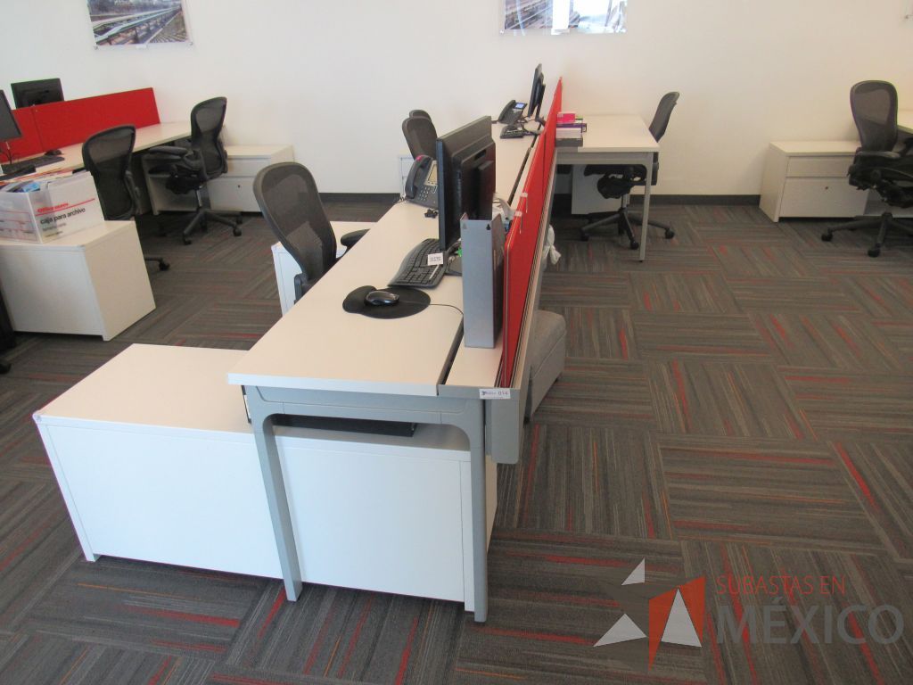 Lote 014 - Estación de trabajo para 4 personas con 3 credenzas de 2 cajones y 1 entrepaño color blanco - Imagen 4