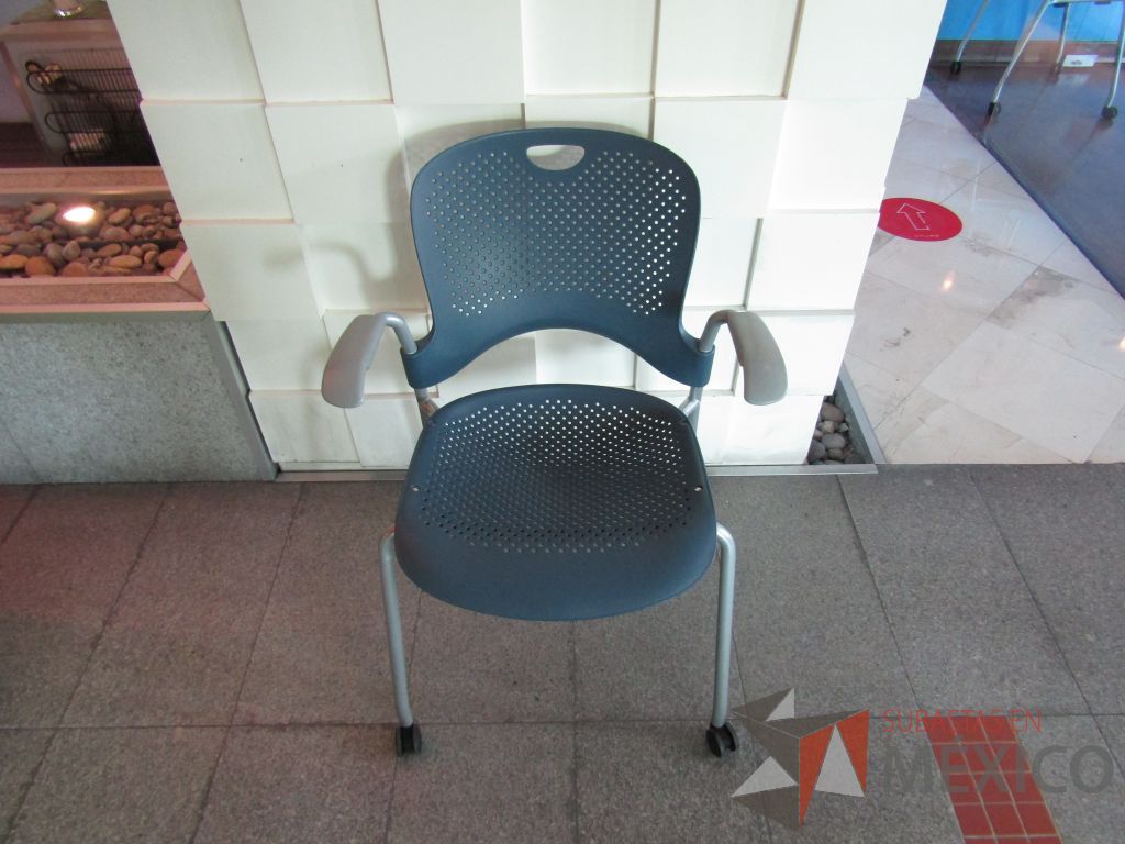 Lote 151 - Silla de visita con ruedas, descansabrazos fijo, asiento y respaldo en plástico color azul