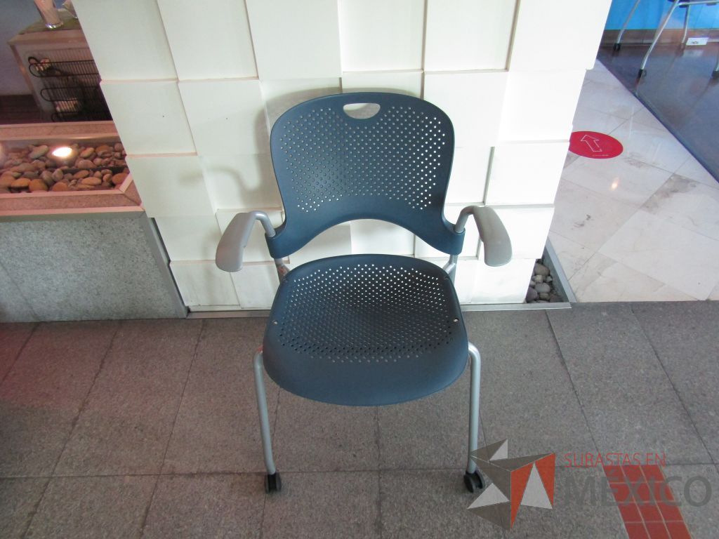 Lote 151 - Silla de visita con ruedas, descansabrazos fijo, asiento y respaldo en plástico color azul - Imagen 2