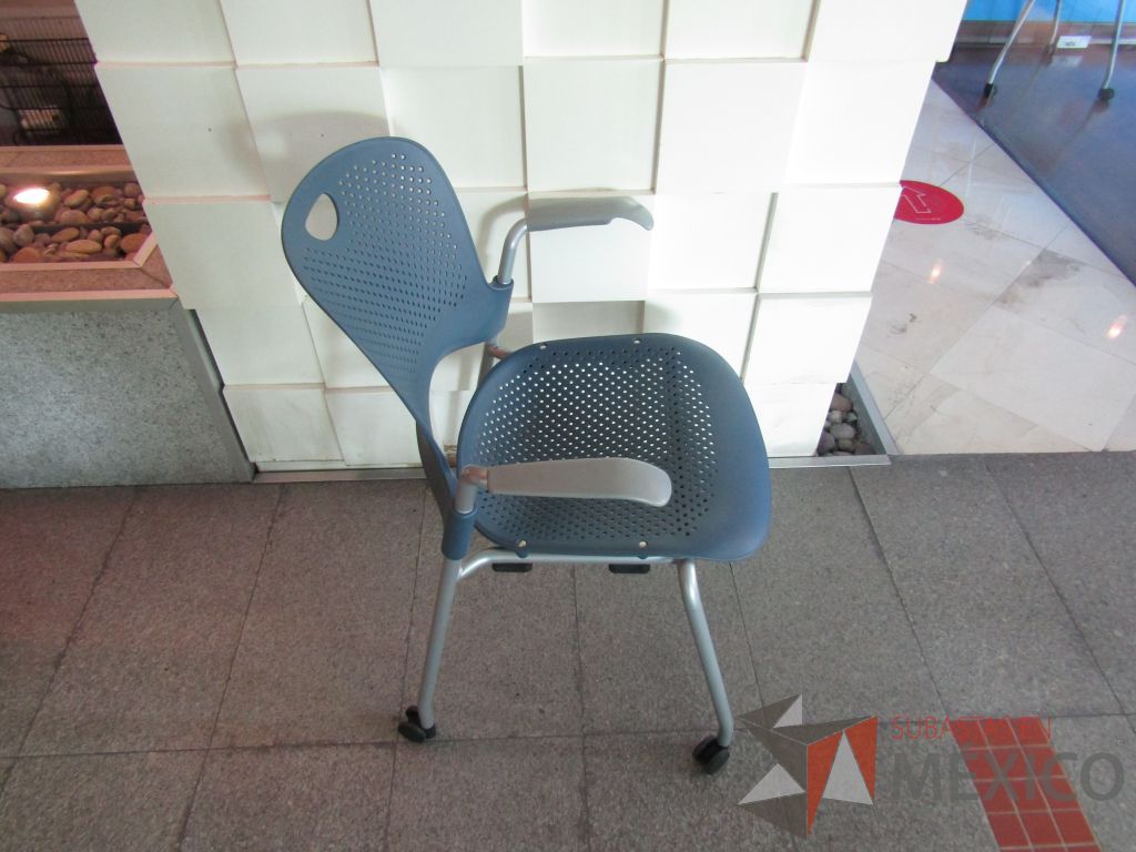 Lote 151 - Silla de visita con ruedas, descansabrazos fijo, asiento y respaldo en plástico color azul - Imagen 3