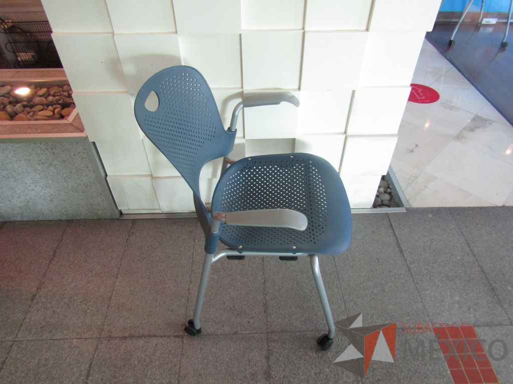 Lote 151 - Silla de visita con ruedas, descansabrazos fijo, asiento y respaldo en plástico color azul - Imagen 4