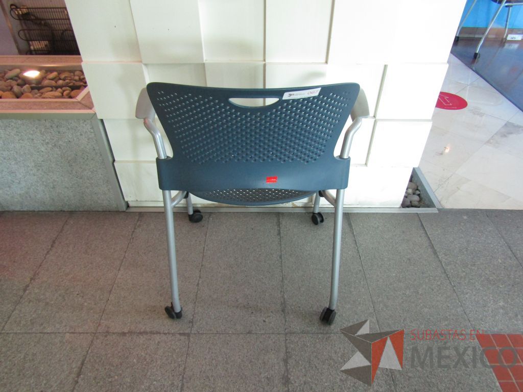Lote 151 - Silla de visita con ruedas, descansabrazos fijo, asiento y respaldo en plástico color azul - Imagen 5