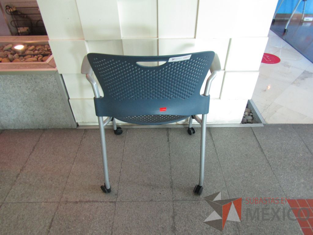 Lote 151 - Silla de visita con ruedas, descansabrazos fijo, asiento y respaldo en plástico color azul - Imagen 6