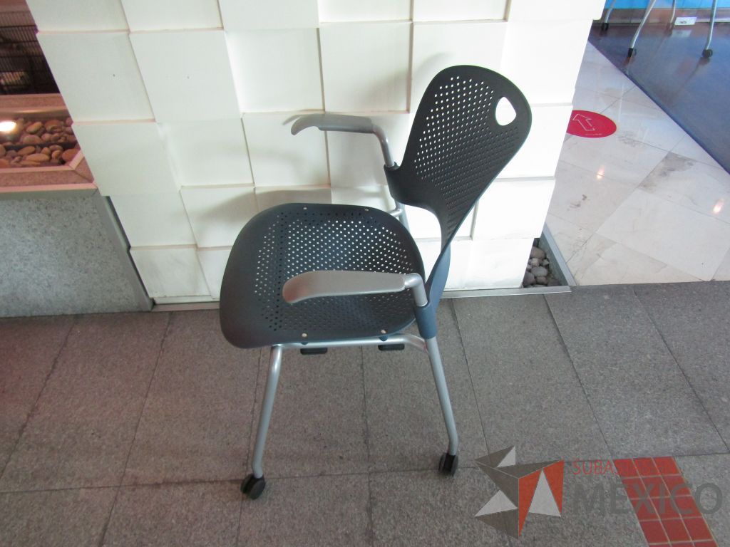 Lote 151 - Silla de visita con ruedas, descansabrazos fijo, asiento y respaldo en plástico color azul - Imagen 8