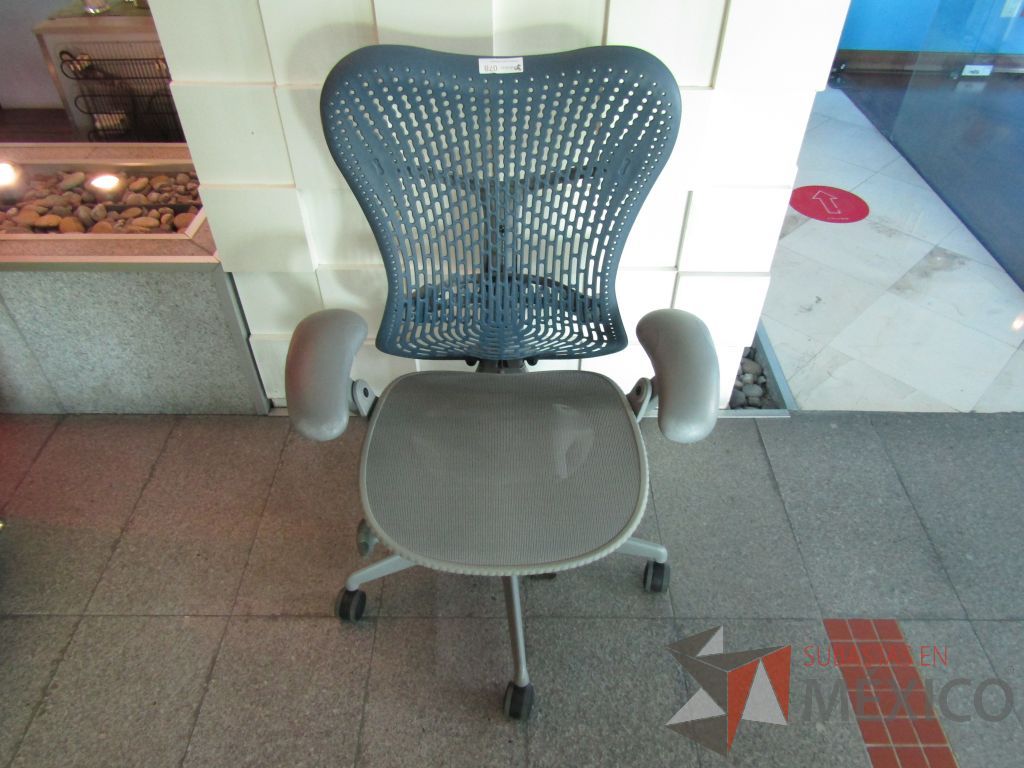 Lote 060 - Silla operativa con ruedas, descansabrazos fijo, asiento en malla color gris y respaldo en plástico color azul