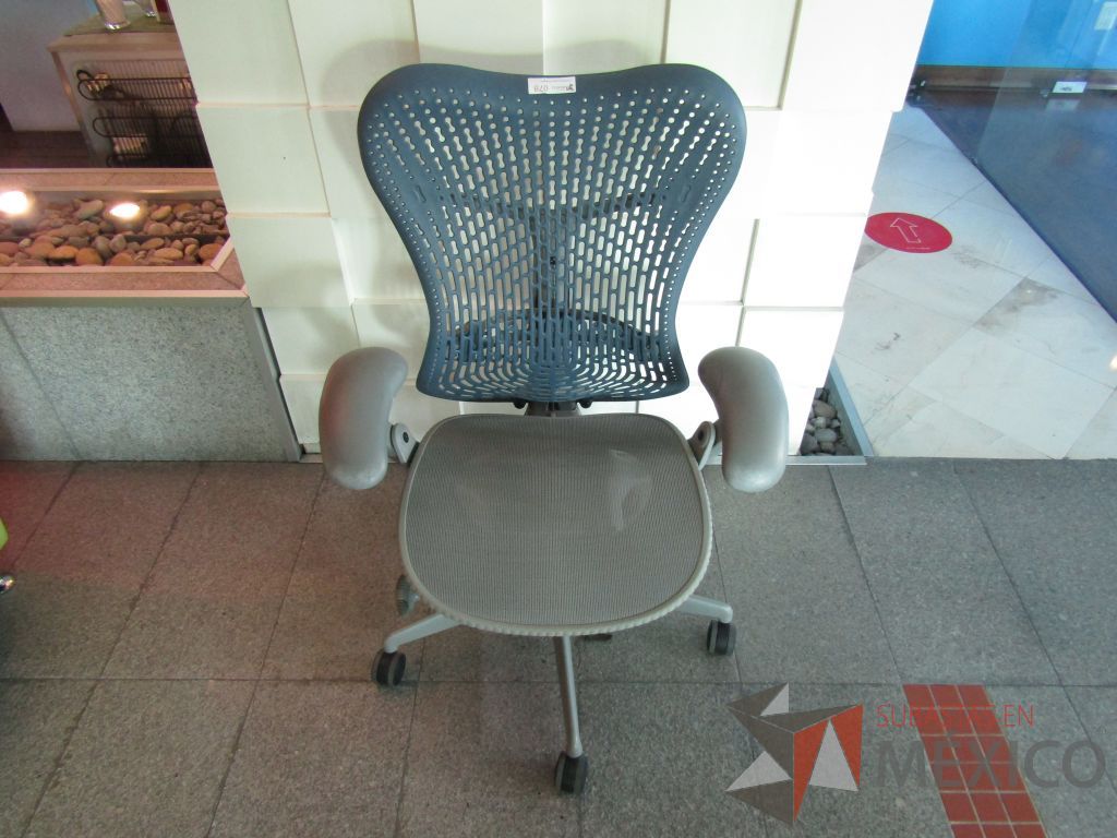 Lote 060 - Silla operativa con ruedas, descansabrazos fijo, asiento en malla color gris y respaldo en plástico color azul - Imagen 2