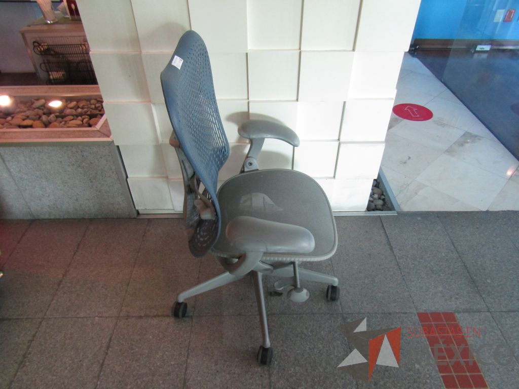 Lote 060 - Silla operativa con ruedas, descansabrazos fijo, asiento en malla color gris y respaldo en plástico color azul - Imagen 3